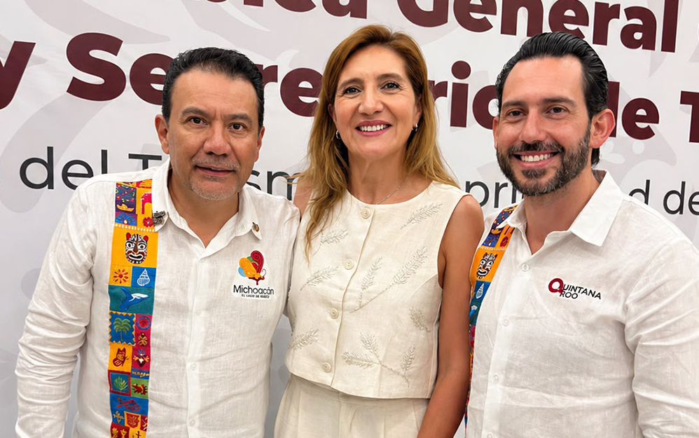 Los secretarios de Turismo de Michoacán Roberto Monroy y Quintana Roo Bernardo Cueto, junto a Diana Álvarez Segoviano (Comefilm) en un evento previo, en Acapulco, donde empezó a gestarse esta alianza con Asetur, presidida por Monroy.