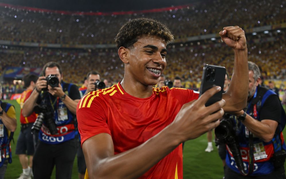 La publicación de mayor impacto fue realizada el 20 de julio, después de la victoria de España, y mostró a Yamal con la Copa del Mundo