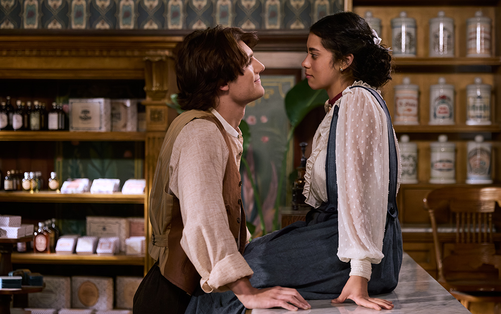 Los actores Renata Vaca como Emilia Sauri y Juan Pablo Fuentes como Daniel Cuenca en una escena romántica de la serie de época Mal de amores.