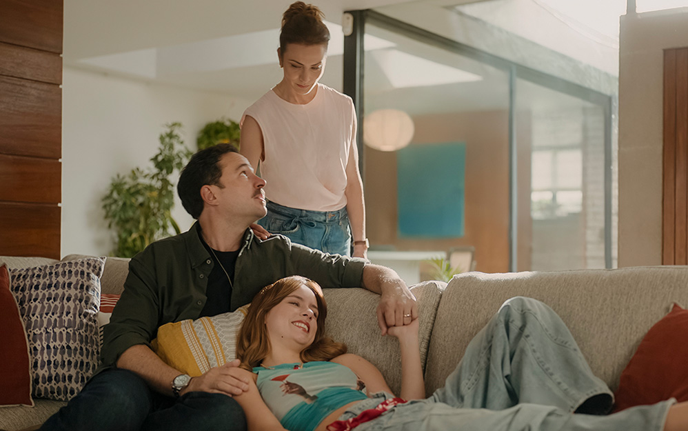 Manolo Cardona, Silvia Navarro y Azul Guaita juntas en una escena de la serie El otro padre en Netflix.
