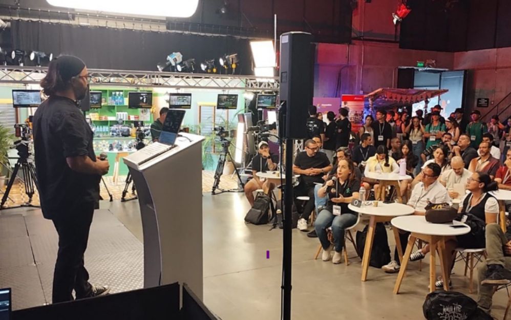 Daniel Blanco durante su participación en el evento realizado en los estudios de Telemedellín