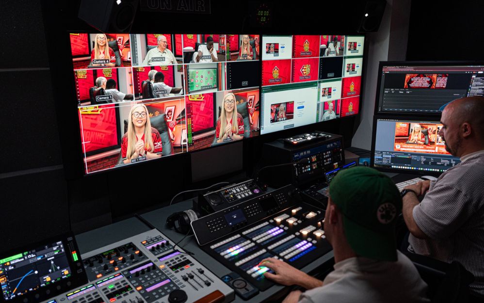 La infraestructura de producción gira alrededor de un ATEM Constellation 8K, operado mediante un ATEM 2 M/E Advanced Panel 20