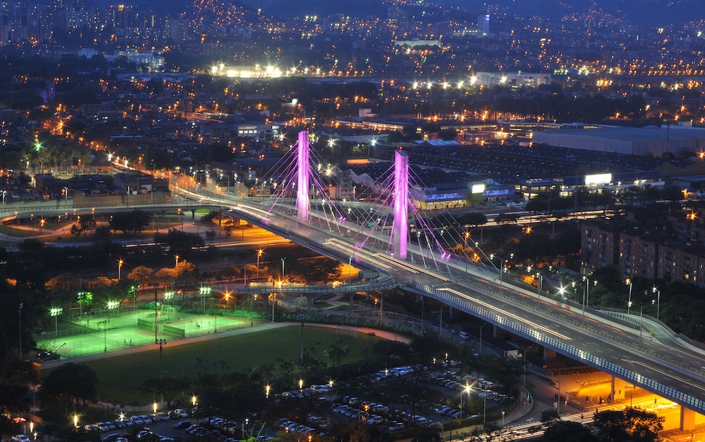 Filmedellín ofrece más de 70 locaciones para grabar en Medellín, como esta, el Puente de la 4 Sur, donde se grabó <em>La reina del flow</em>