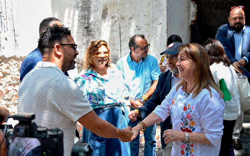 La gobernadora de Morelos, Margarita González Saravia, en compañía del canciller de México en Los Ángeles, Carlos González Gutiérrez, saluda a los delegados del Fam Trip