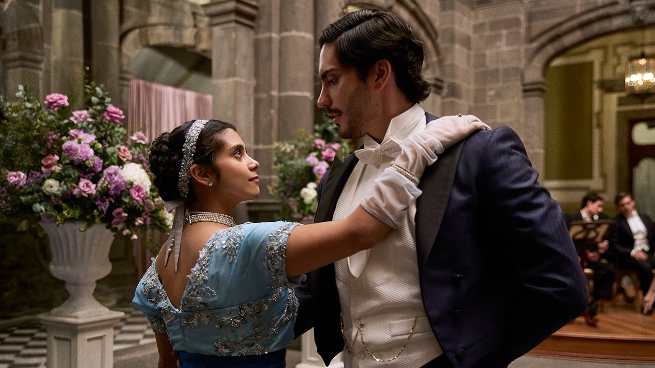 Renata Vaca en su papel de Emilia Sauri junto a Iván Amozurrutia como el doctor Antonio Zavalza en la producción mexicana Mal de amores de Netflix.