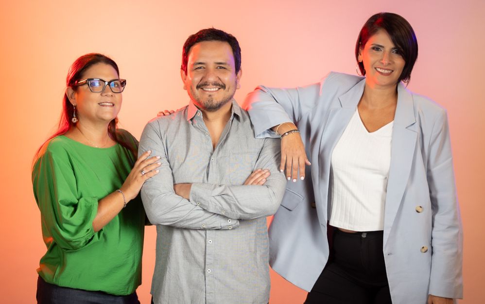Fabiola Coronado y Katya Salazar, junto a Omar Polo