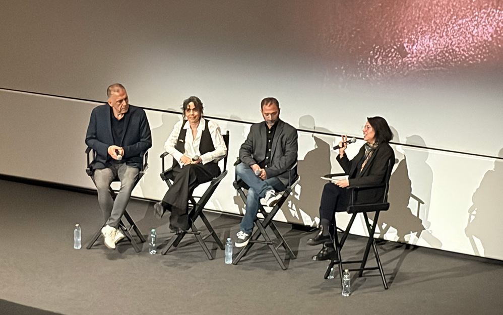 Francisco Ramos, Bárbara Enríquez y Miguel Schverdfinger en el panel de la serie Cien años de soledad de Netflix.