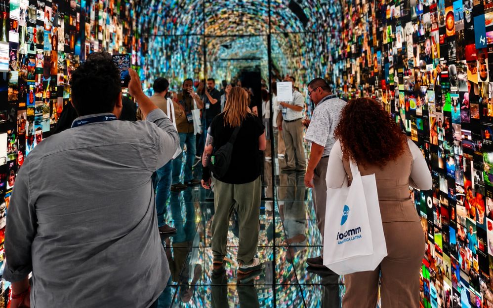 El acceso a InfoComm América Latina estará enmarcado por un túnel LED envolvente que presentará obras de artistas digitales (video mappers) invitados
