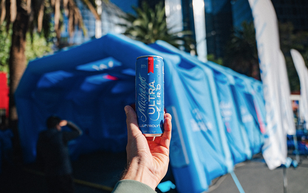 Michelob Ultra Zero es una nueva alternativa sin alcohol, con electrolitos y sólo 18 calorías