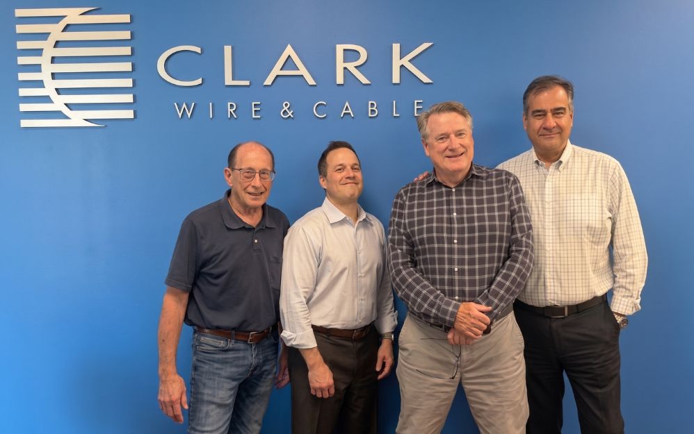 Fernández junto a los representantes de Clark Wire & Cable