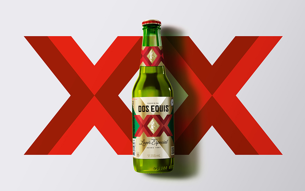 En 1983, Dos Equis Lager incorporó la botella verde, que se sumó a las XX como uno de los símbolos visuales más reconocibles de la marca