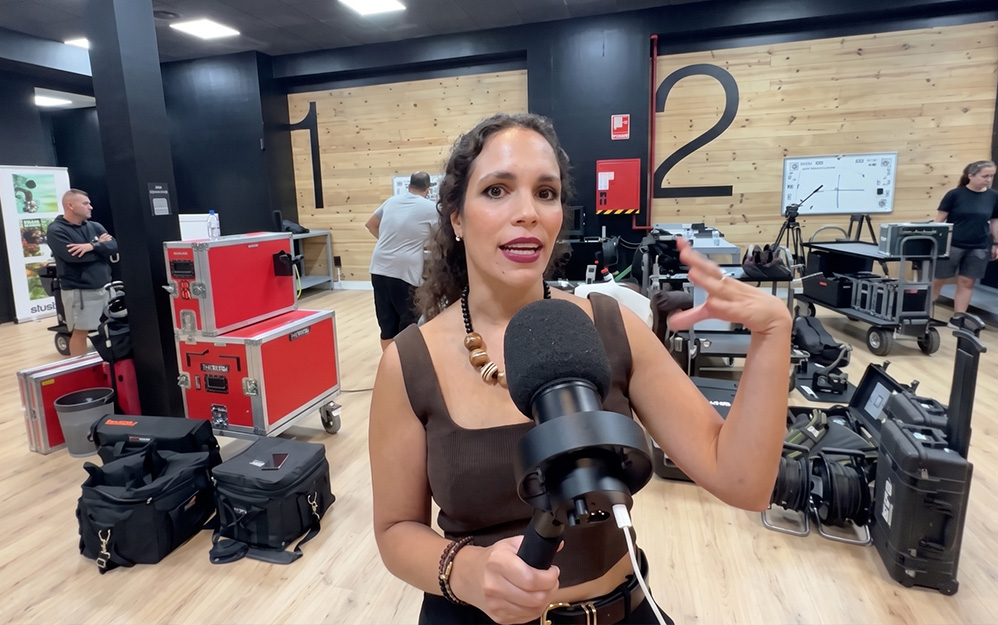 Paola Bohórquez, productora ejecutiva de EFD Studios España, con Ríchard Izarra, en un recorrido por las instalaciones de la empresa en Boadilla del Monte, en Madrid.