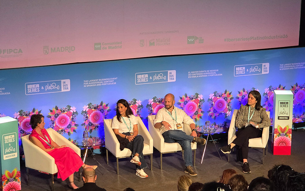Clo Fernández de Telemundo Studios; Lorena Quevedo de Río Ancho Films y Javier Williams de 3Pas Studios en el panel Microdramas: Lo que el nuevo formato pone en juego