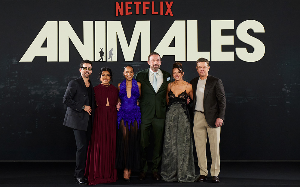 En la fotografía figuran (de izquierda a derecha) el actor Luis Gerardo Méndez, la actriz Adriana Paz, la actriz Kerry Washington, el director y actor Ben Affleck, la productora Luciana Damon y el productor y actor Matt Damon. Ello durante la premiere de Animales en CDMX