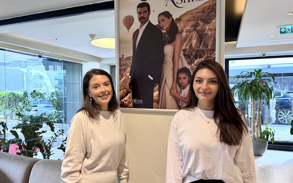 Goryana Vasilava y Yağmur Çöl de Calinos Entertainment en sus oficinas de Estambul  