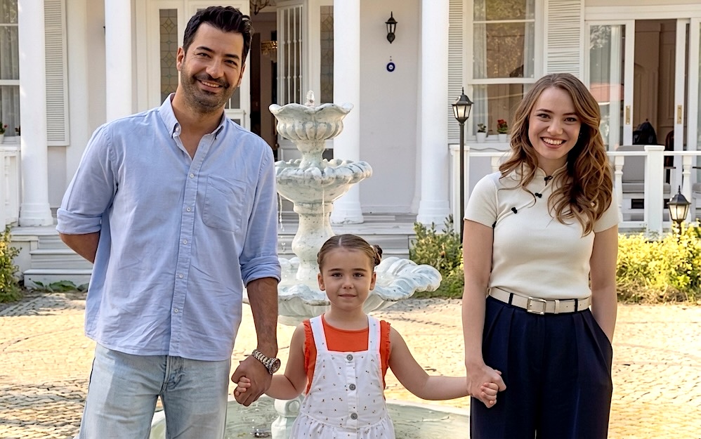 Amor robado es protagonizado por Eslem Akar y Mer Altınışık, presentando a Nil Çalışkan