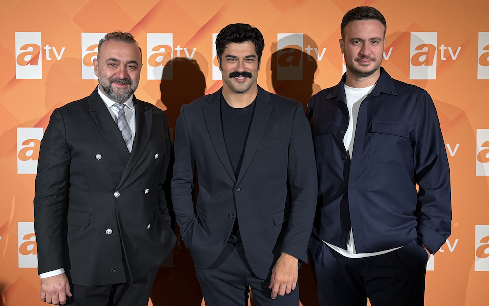 Dilaver Kivrak, el actor Burak Özçivit y el productor Burak Sağyaşar de ATV