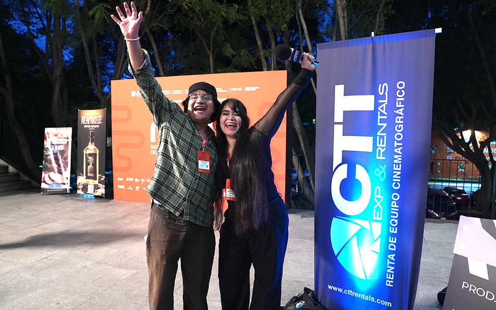 Ganadores del Premio CTT Exp & Rentals: proyecto mexicano en desarrollo El camino de la soledad, directora Estephania Navarro Orozco y el productor Alfredo Guzmán.