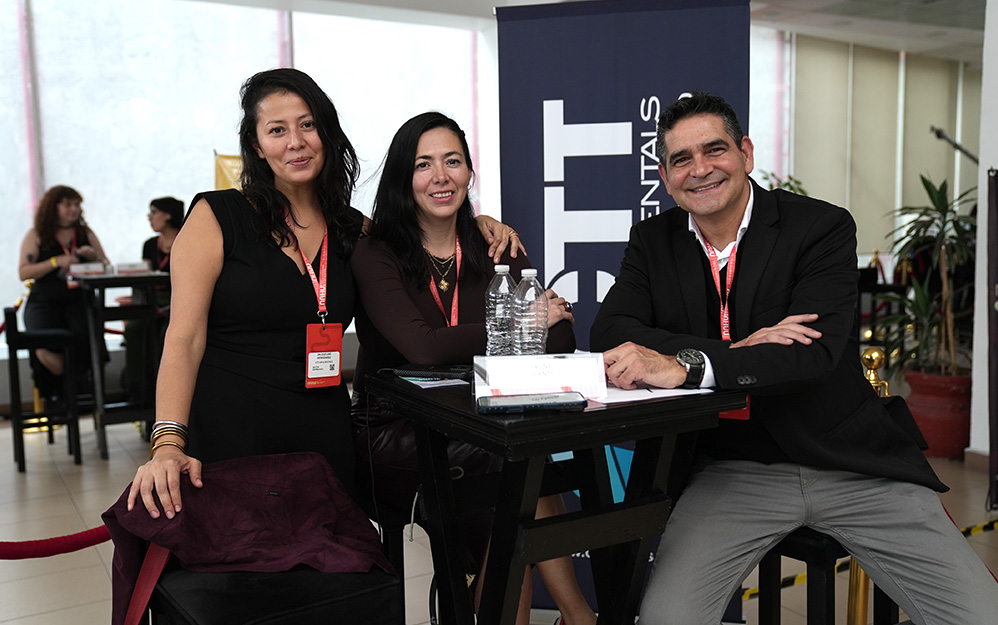 Jacqueline y Joceline Hernández con René Cantú, de CTT Exp & Rentals en el mercado Nahui