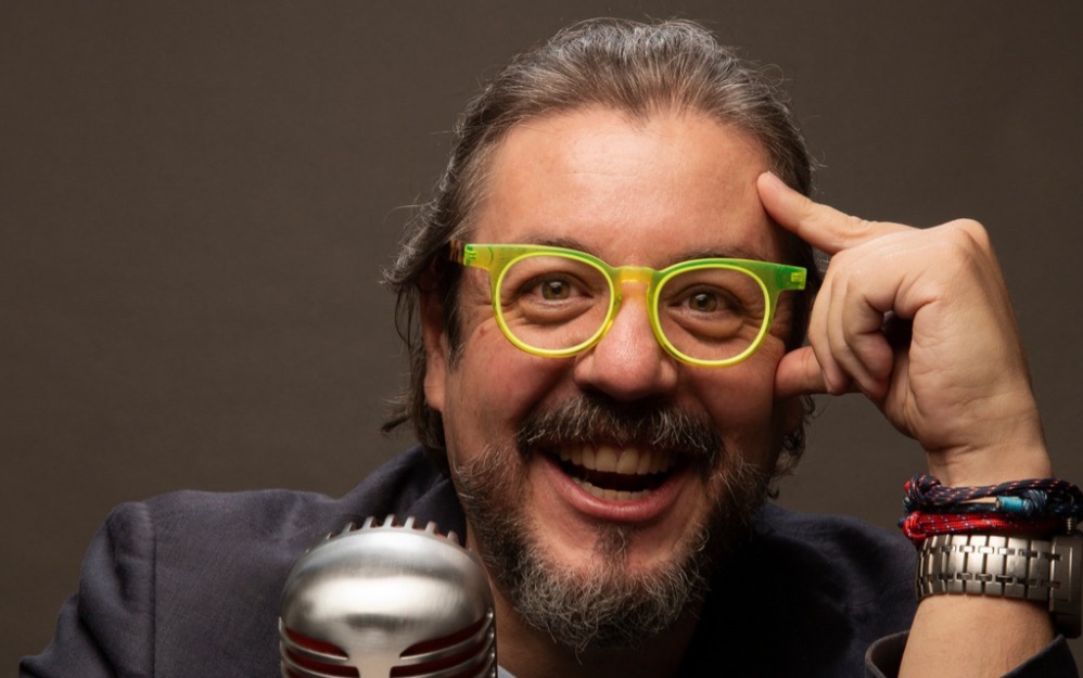 Rodrigo Llop, además de escritor y locutor, es ingeniero y un datateller profesional.