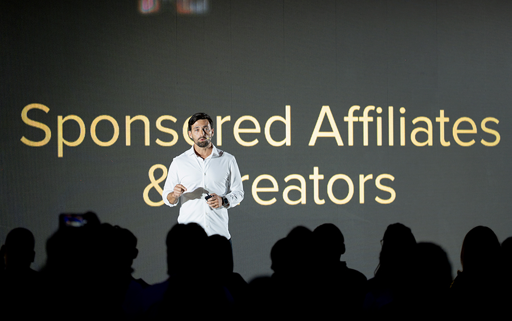   También analizó cómo Sponsored Affiliates y Sponsored Creators conectan las recomendaciones de afiliados y creadores con ventas atribuibles.