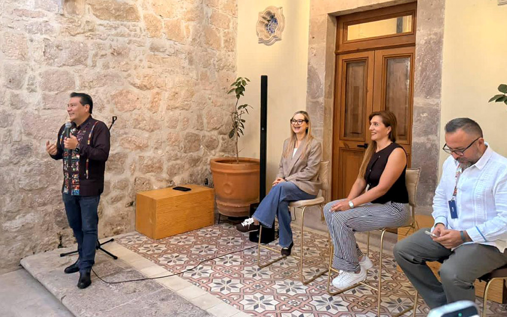 Elisa Haro (secretaria de Turismo de Durango); Roberto Monroy (ASETUR) y Diana Álvarez Segoviano (Comefilm), en el marco del encuentro «Un solo México, un País de Locaciones» en el FICM.