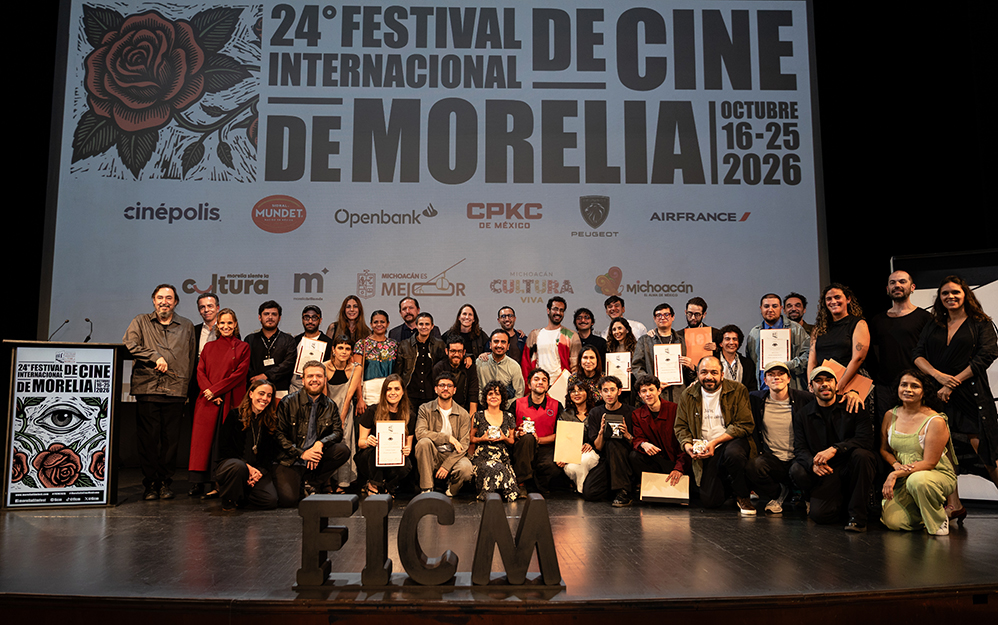 Grupo de cineastas y realizadores premiados sobre el escenario en la ceremonia de clausura del 24 Festival Internacional de Cine de Morelia.