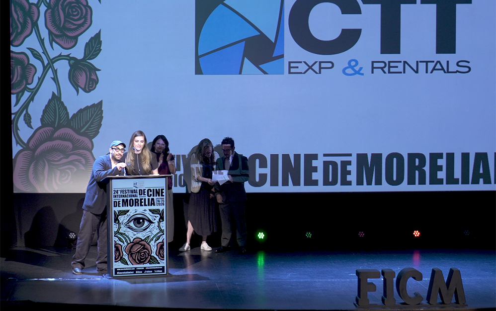Productores de El jardín que soñamos recibiendo el Premio CTT a Mejor Fotografía en el estrado del Teatro Melchor Ocampo del FICM.