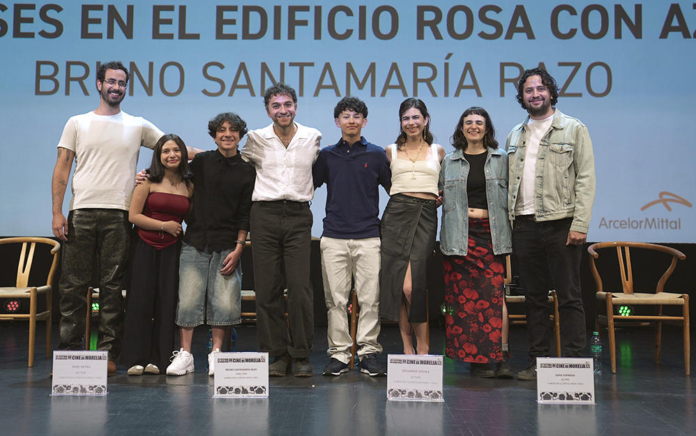 Equipo de la película Seis meses en el edificio rosa con azul, ganadora a Mejor Largometraje Mexicano en el FICM, posando sobre el escenario. 